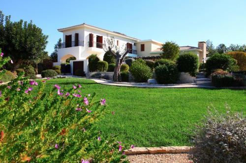 Villa In Kouklia Sleeps 10 Includes Swimming Pool And Air Con 8