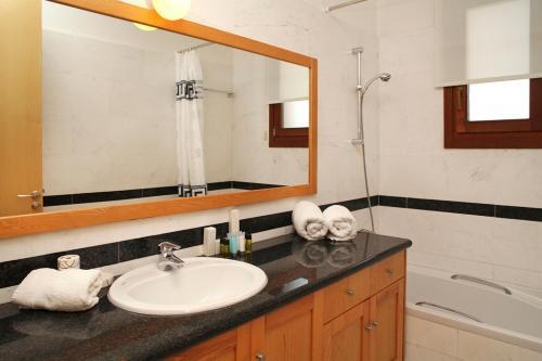 Villa In Kouklia Sleeps 10 Includes Swimming Pool And Air Con 8