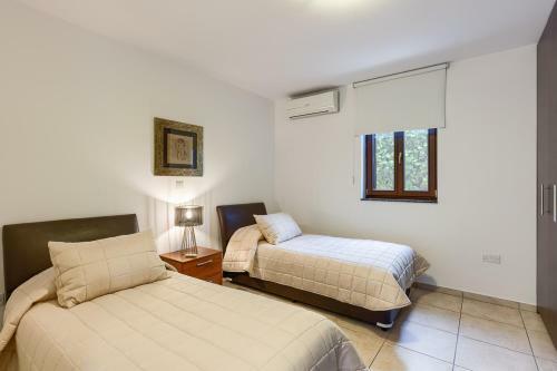 Villa In Kouklia Sleeps 6 Includes Swimming Pool And Air Con 3 8
