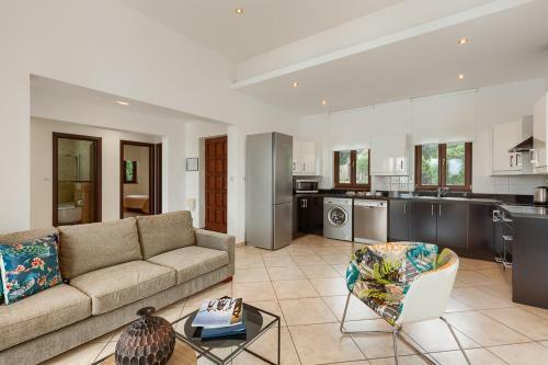Villa In Kouklia Sleeps 6 Includes Swimming Pool And Air Con 3 8