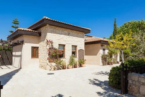 Villa In Kouklia Sleeps 6 Includes Swimming Pool And Air Con 2