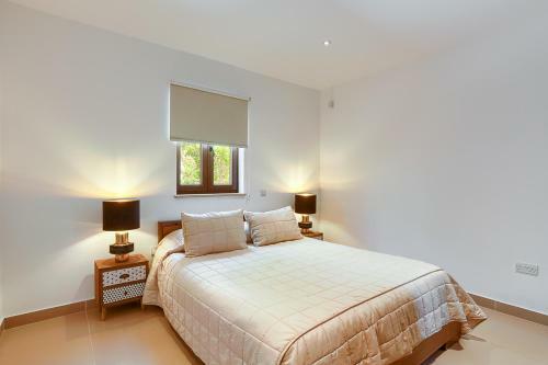 Villa In Kouklia Sleeps 6 Includes Swimming Pool And Air Con 2