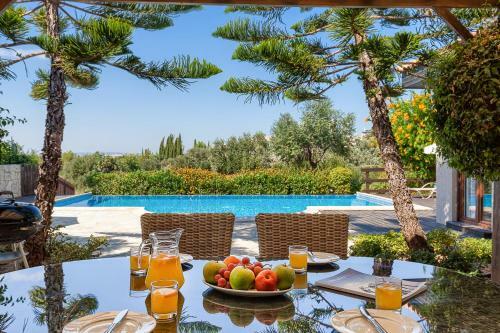 Villa In Kouklia Sleeps 6 Includes Swimming Pool And Air Con 2