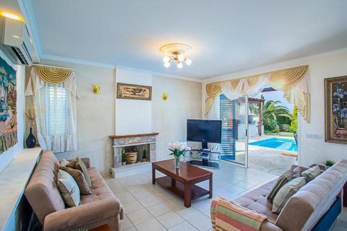 Villa In Latchi Sleeps 7 With Pool Air Con And Wifi