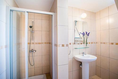 Villa In Latchi Sleeps 7 With Pool Air Con And Wifi