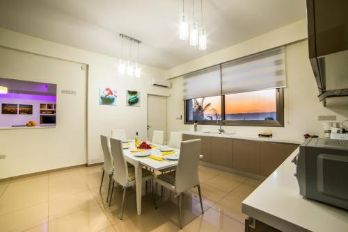 Villa In Mavroli Sleeps 8 With Pool And Air Con
