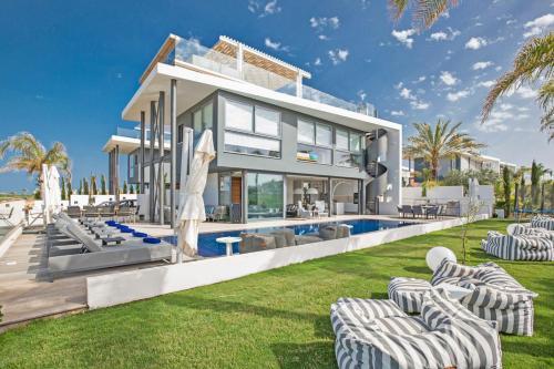 Villa In Paralimni Sleeps 6 Includes Swimming Pool And Air Con 2