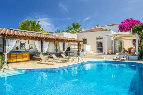 Pegeia Villa Sleeps 6 With Pool And Wifi