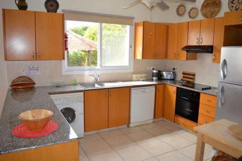 Pegeia Villa Sleeps 6 With Pool And Air Con