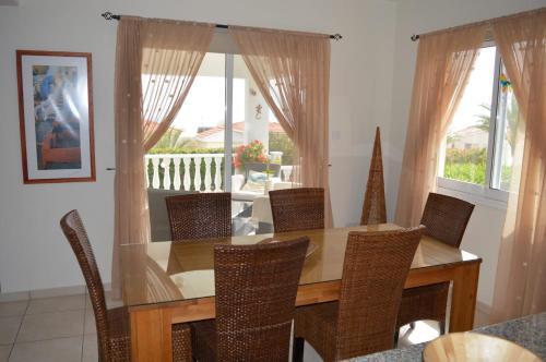 Pegeia Villa Sleeps 6 With Pool And Air Con