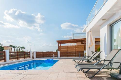 Villa In Pegeia Sleeps 6 With Pool And Air Con