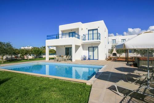 Villa In Pegeia Sleeps 6 Includes Swimming Pool And Air Con