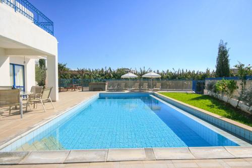Villa In Pegeia Sleeps 6 Includes Swimming Pool And Air Con