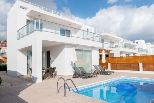 Villa In Pegeia Sleeps 6 Includes Swimming Pool And Air Con 1