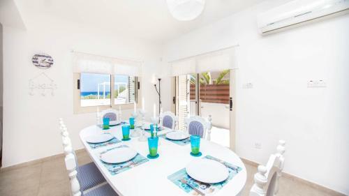 Paralimni Villa Sleeps 6 With Pool And Air Con