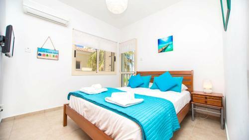 Paralimni Villa Sleeps 6 With Pool And Air Con