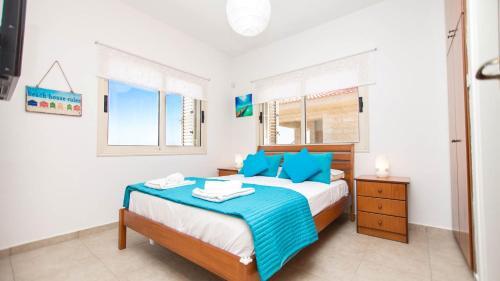 Paralimni Villa Sleeps 6 With Pool And Air Con