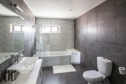 Paralimni Villa Sleeps 12 With Pool