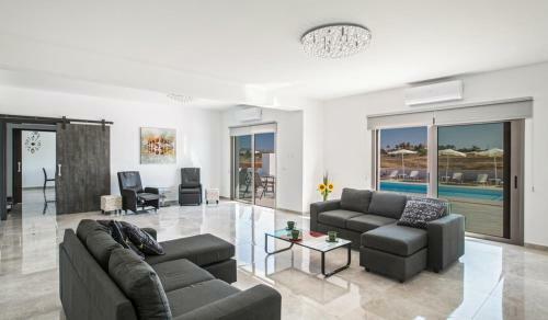 Paralimni Villa Sleeps 12 With Pool
