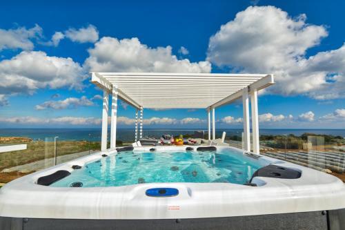 Paralimni Villa Sleeps 8 With Pool And Air Con