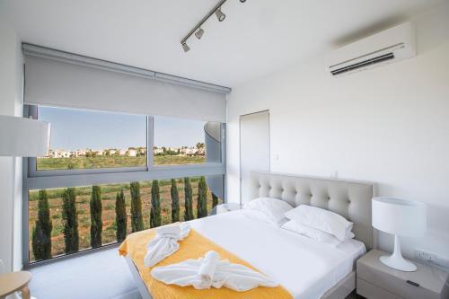 Paralimni Villa Sleeps 8 With Pool And Air Con