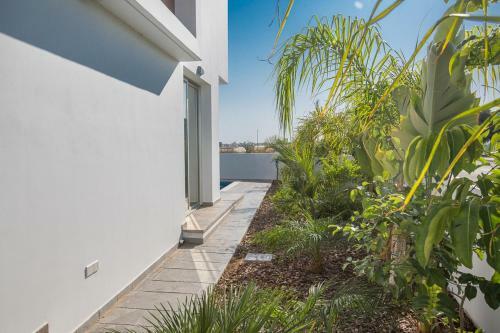 Paralimni Villa Sleeps 6 With Pool