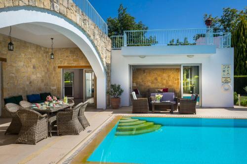 Giolou Villa Sleeps 6 With Pool Air Con And Wifi