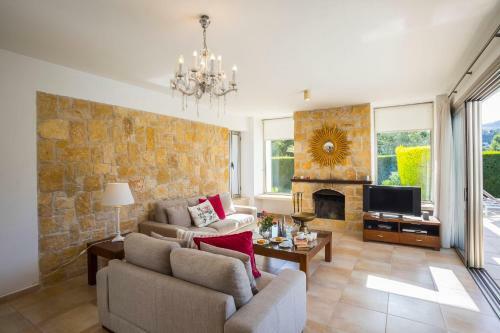 Giolou Villa Sleeps 6 With Pool Air Con And Wifi