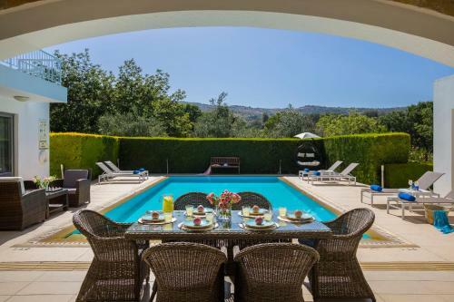 Giolou Villa Sleeps 6 With Pool Air Con And Wifi