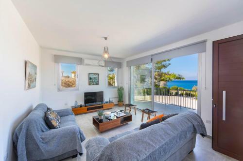 Pomos Villa Sleeps 6 With Pool Air Con And Wifi