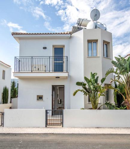 Villa In Protaras Sleeps 6 Includes Swimming Pool And Air Con 0