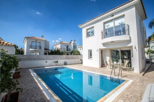 Villa In Protaras Sleeps 6 Includes Swimming Pool And Air Con 7 6