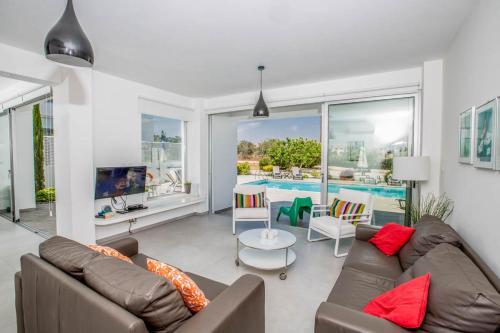 Villa In Protaras Sleeps 10 Includes Swimming Pool And Air Con 9