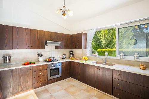 Villa In Giolou Sleeps 6 With Pool And Air Con
