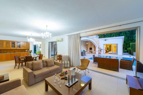 Villa In Giolou Sleeps 6 With Pool And Air Con