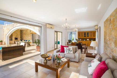 Villa In Giolou Sleeps 6 With Pool And Air Con