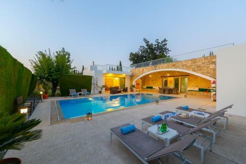 Villa In Giolou Sleeps 6 With Pool And Air Con