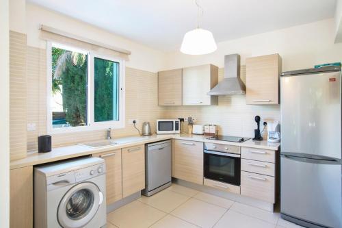 Villa In Protaras Sleeps 8 Includes Swimming Pool And Air Con 0 4