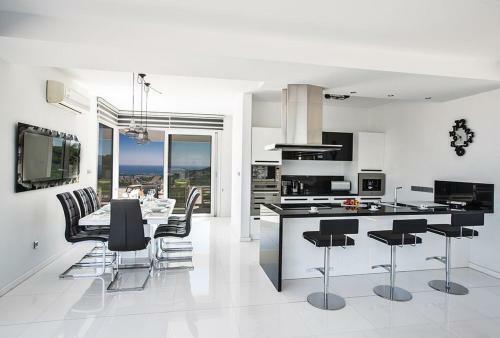 Villa Saranta Gold - Exquisite 3 Bedroom Protaras Villa With Private Pool And Panoramic Views