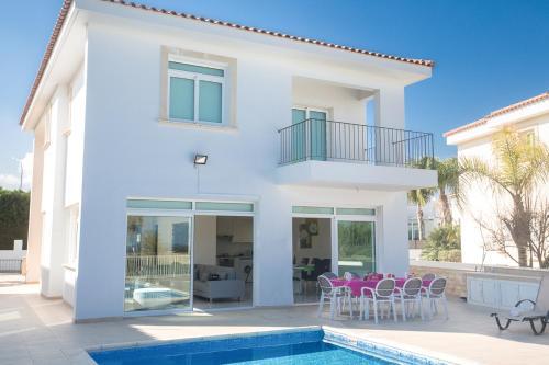Villa In Protaras Sleeps 8 Includes Swimming Pool And Air Con 8 8