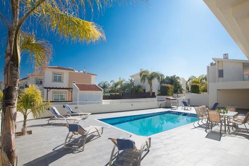 Villa In Protaras Sleeps 8 Includes Swimming Pool And Air Con 0 0