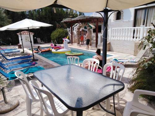 Polyxeni's Coral Bay Villas