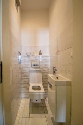 Dancing House Apartment By Ruterra