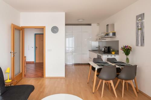 Sunny Apartment In Mod?any By Prague Days