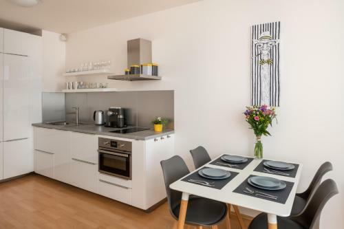 Sunny Apartment In Mod?any By Prague Days