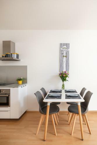 Sunny Apartment In Mod?any By Prague Days