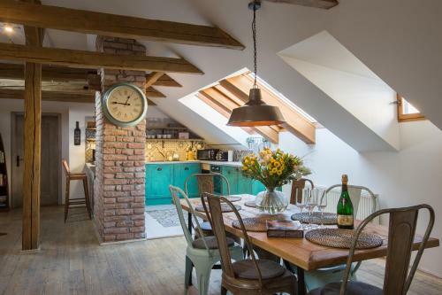 Apartamento Old Town Boho-chic Attic With Hanging Chair
