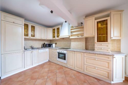 5br 2bath Masarykovo N�b?e?� Apartment