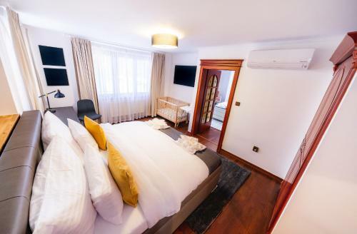 5br 2bath Masarykovo N�b?e?� Apartment