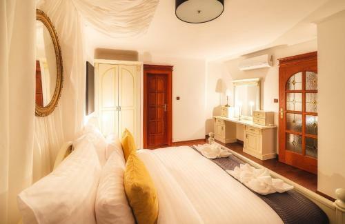 5br 2bath Masarykovo N�b?e?� Apartment